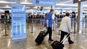 Argentina desalienta viajes de turismo tras contagio de egresados en Cancún