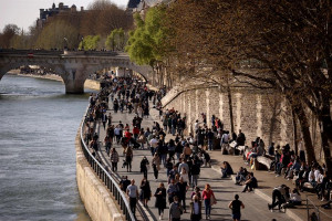 Francia cierra colegios, 150.000 comercios y avanza el toque de queda