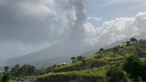 Cruceros al rescate: cuatro barcos evacúan isla amenazada por un volcán
