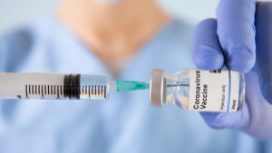 Más de 25 países eliminan restricciones totales o parciales para vacunados