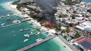 Un incendio destruyó una decena de restaurantes de playa en Isla Mujeres