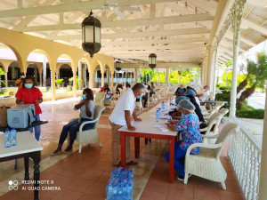 Vacunan a trabajadores del sector turístico de República Dominicana