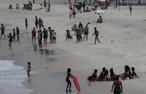 Río de Janeiro habilitó sus playas tras su peor mes de pandemia