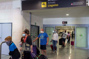España pedirá vacunación o PCR a los británicos que viajen a Baleares