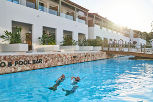 Menorca estrena un resort de 5 estrellas en Cala'n Bosch, Ciutadella