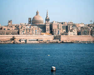 Malta cambia la prohibición de entrada a los no vacunados por cuarentena