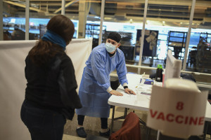 Mexicanos hacen casi un millón de viajes a EEUU en 3 meses para vacunarse