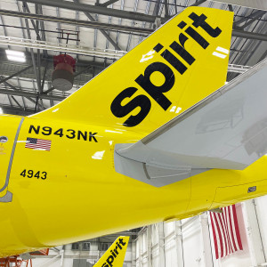 Spirit cancela casi un tercio de sus vuelos por problemas operativos