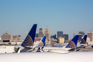 Vacuna o despidos, la advertencia de United Airlines a sus empleados   