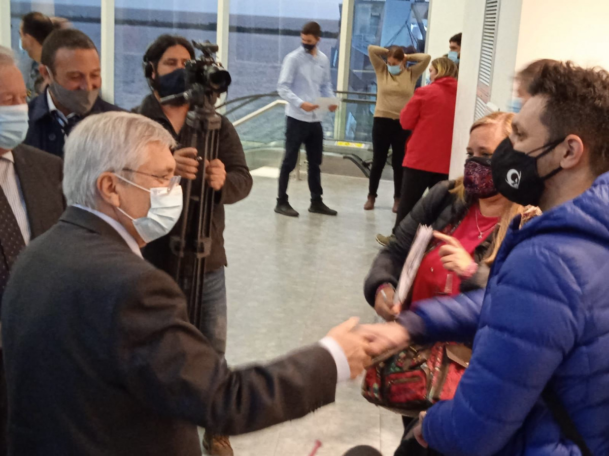 Autoridades recibieron a los primeros pasajeros en la reapertura del puerto de Colonia este miércoles, al arribo del primer barco de Colonia Express.