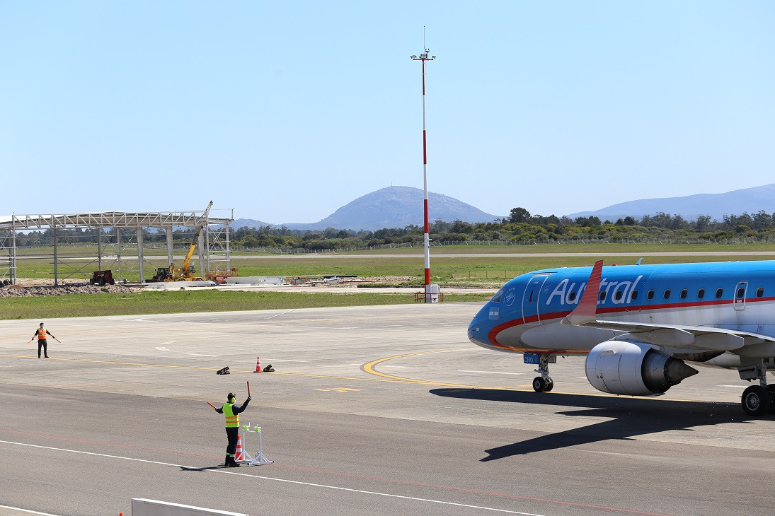 En los últimos días se reiniciaron los vuelos regulares entre Argentina y Uruguay a través de Aerolíneas Argentinas, única compañía que opera entre ambos países.