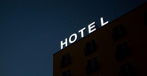 Indignación entre los hoteleros ante la "brutal" subida de la luz