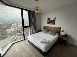El día de la reapertura internacional, abrió un nuevo hotel en Buenos Aires