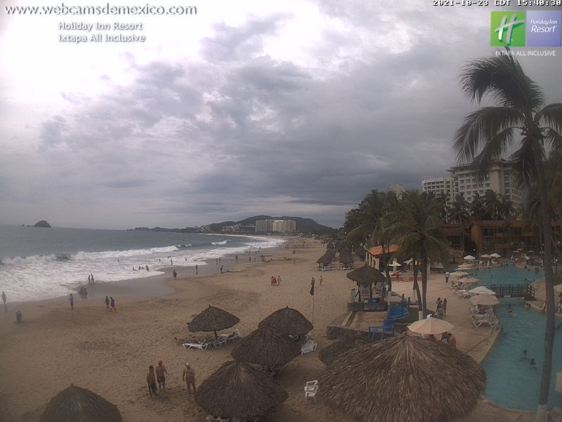 Webcam en playa del Holiday Inn de Ixtapa el sábado a las 15.48. Foto: @webcamsdemexico
