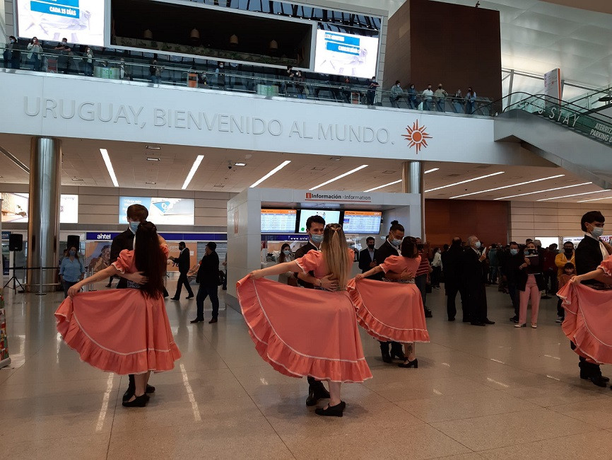 Bienvenida a Uruguay en el Aeropuerto de Carrasco por parte del Ballet del Sodre. Foto: @aerodecarrasco