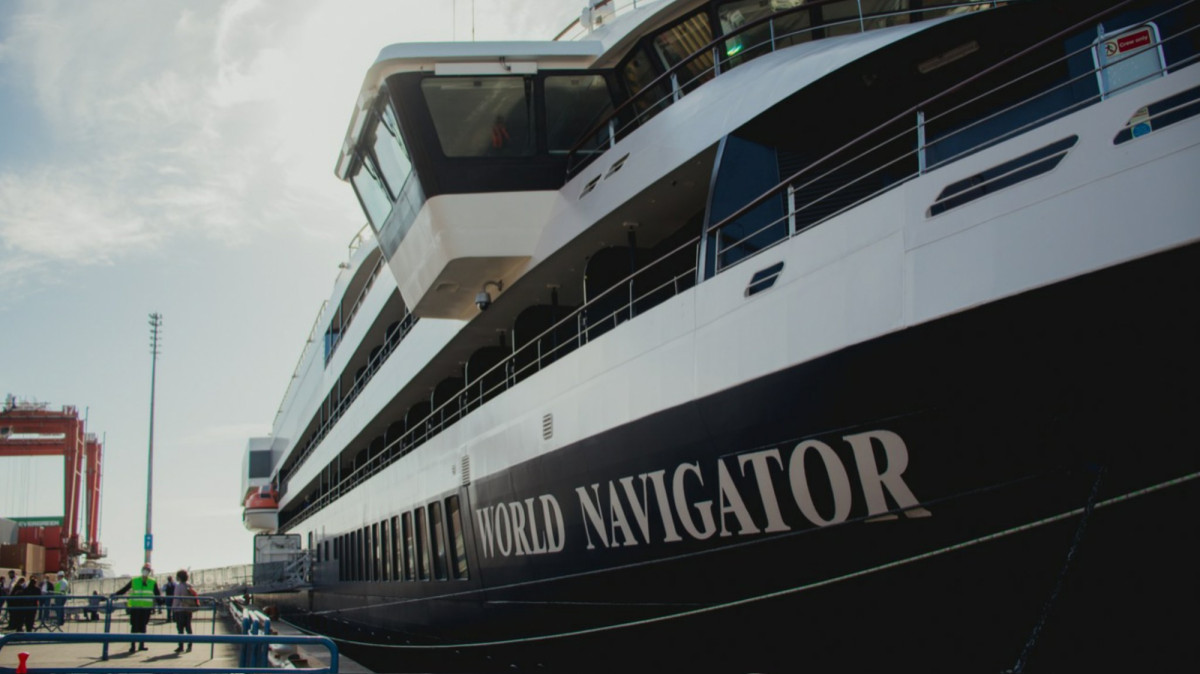 El World Navigator en el puerto de Buenos Aires.