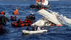 Catamarán turístico hundido en Cartagena: imágenes del rescate