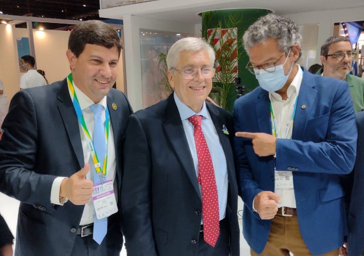 Carlos Brito, titular de Embratur, junto al ministro de Turismo de Uruguay, Tabaré Viera, en la FIT 2021.