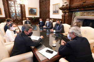 Privados argentinos firmaron un “acuerdo de precios” con el presidente
