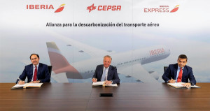 Alianza Iberia-Cepsa busca la descarbonización masiva del transporte aéreo