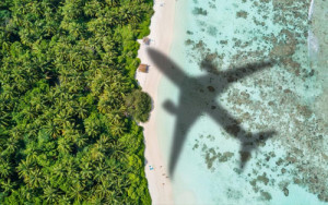 Los jóvenes buscan destinos sostenibles... pero viajando en avión