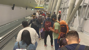 PCR en aeropuerto retrasa ingreso a Chile; reclaman su eliminación