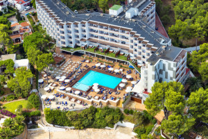 Stoneweg y Bain compran a Palladium el hotel Don Carlos de Ibiza