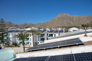 El reto de autoabastecer el consumo diurno de un hotel con energía solar