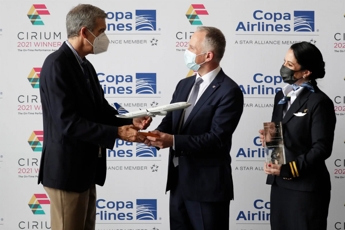 Pedro Heilbron, CEO de Copa Airlines, recibió la distinción de Jeremy Bowen, presidente de Cirium. Foto: EFE