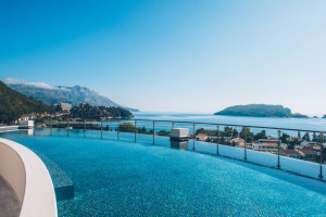 Iberostar abre un tercer hotel 100% eléctrico en Montenegro