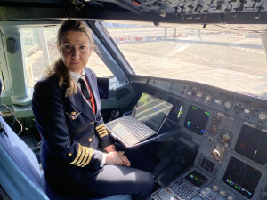 22 años surcando el cielo: la experiencia de Marta Checa, piloto de Iberia