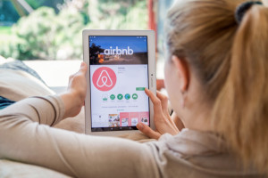 Airbnb reduce sus pérdidas hasta 18 millones en el primer trimestre