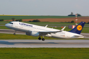 Lufthansa pierde 584 millones de euros hasta marzo, un 44% menos
