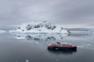 Hurtigruten presenta dos viajes de Polo a Polo