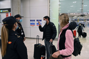 España mantendrá la mascarilla obligatoria en los aviones 