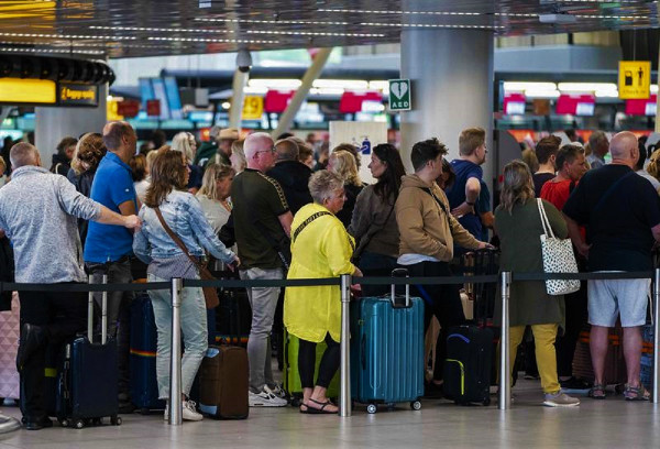 KLM suspende la venta de billetes por el caos en el Aeropuerto de Ámsterdam  | Transportes