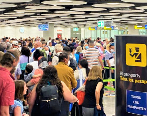 Iberia: fuertes retrasos en Barajas por el caos en el control de pasaportes