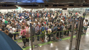 Caos en los aeropuertos: la Mesa del Turismo pide la mediación de Maroto