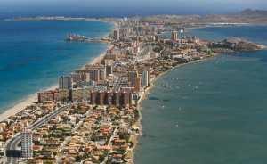 El desastre del Mar Menor desplaza turistas a otras zonas costeras