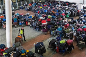 El Aeropuerto de Heathrow acumula días de caos y miles de maletas (vídeos)