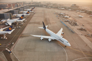 Lufthansa restringe sus ventas, mientras anuncia más vuelos cancelados