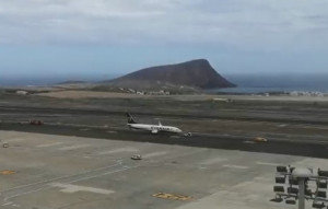 Tenerife Sur, de nuevo operativo tras retirarse un avión de la pista