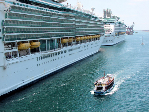 Cruise ships simplify their COVID protocols to cope with the winter