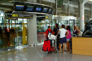 Caos en los aeropuertos españoles por restos de un cohete chino