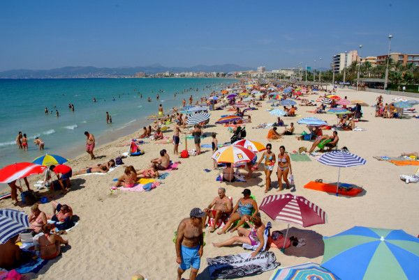 Masificación turística: ¿A quién culpan los hoteleros de Playa de Palma?