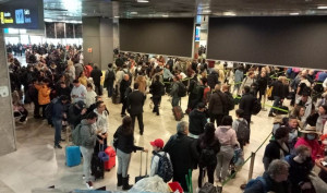 Vuelven las colas (y los nervios) al aeropuerto de Madrid Barajas