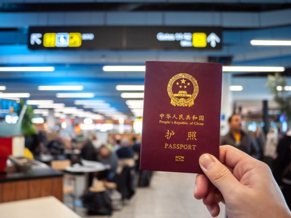 Primeros grupos de turistas chinos viajan al extranjero tras el covid cero