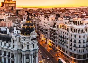 Reyes Maroto propone una tasa turística en Madrid y abre la polémica