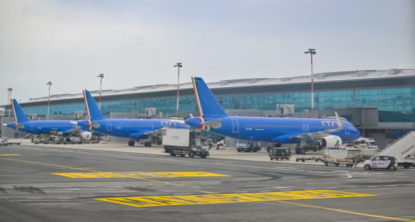 “Latest Tourism Industry News: Italian Airport Strike Postponed, COVID-19 Vaccination Requirements, and Concerns Over New Housing Regulation”