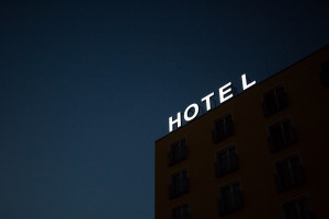 Menos operaciones hoteleras pero más inversión en Europa
